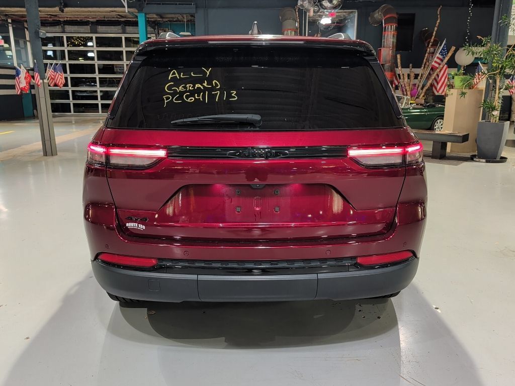 Used 2023 Jeep Grand Cherokee Altitude AWD/4WD image 10