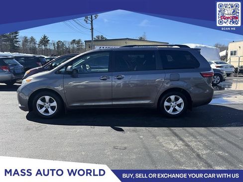 Used 2017 Toyota Sienna LE image 1