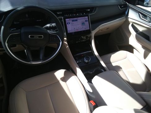 Used 2024 Jeep Grand Cherokee Limited image 13