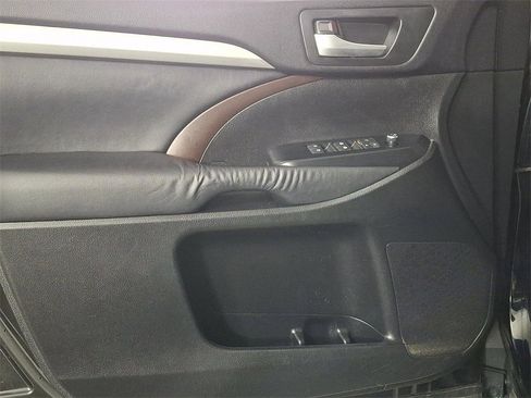 Used 2014 Toyota Highlander XLE image 14