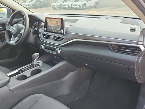 Used 2025 Nissan Altima 2.5 SV FWD image 32