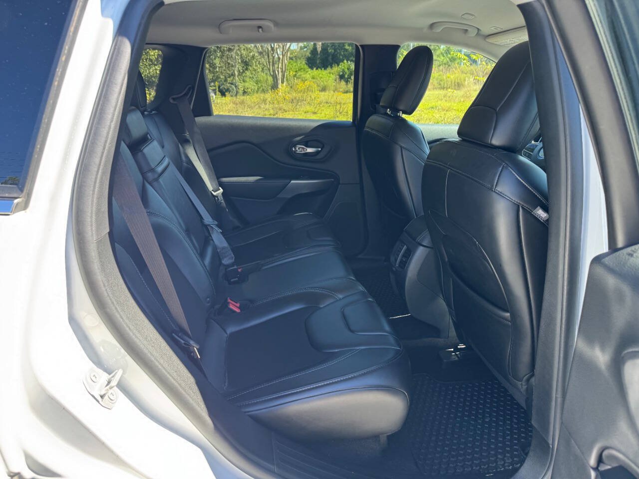 Used 2019 Jeep Cherokee Latitude Plus w/ Cold Weather Group AWD/4WD image 14