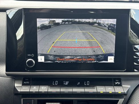 Used 2025 Toyota Camry SE image 10