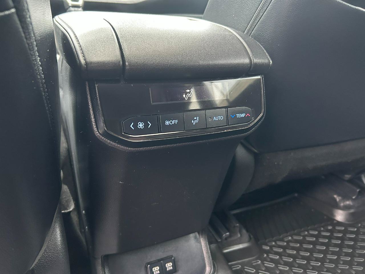 Used 2020 Toyota Highlander XLE AWD/4WD image 15