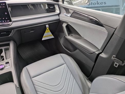New 2026 Volkswagen Tiguan SE R-Line FWD image 17