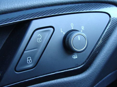 Used 2017 Volkswagen Golf S image 28