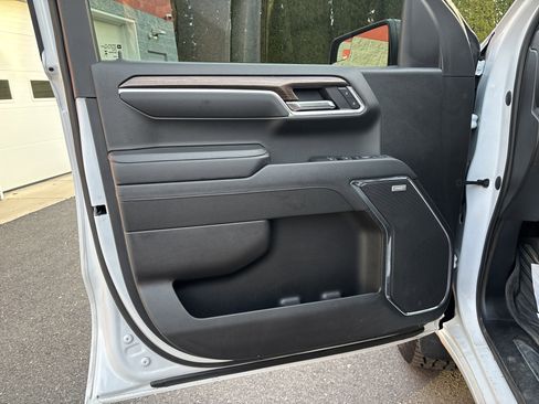 Used 2024 Chevrolet Silverado 1500 LT Trail Boss w/ Convenience Package II image 15