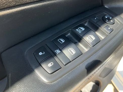 Used 2019 Jeep Grand Cherokee Altitude AWD/4WD image 5