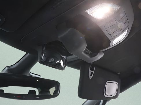 Used 2025 Chrysler Pacifica Select image 16