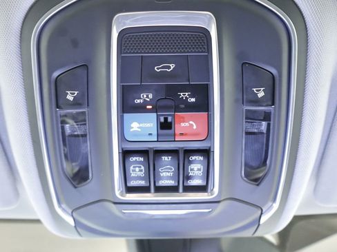 Used 2022 Jeep Grand Cherokee Limited AWD/4WD image 39