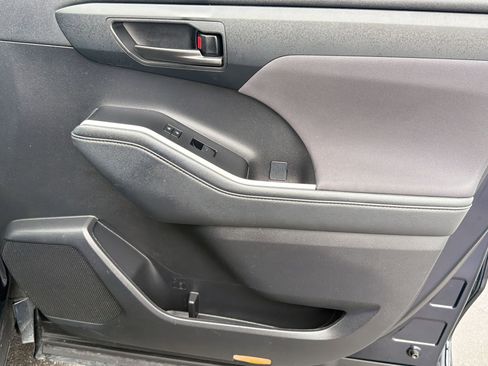 Used 2025 Toyota Highlander LE image 33