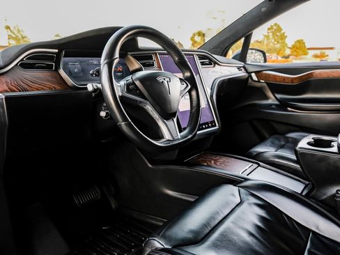 Used 2017 Tesla Model X 75D image 3