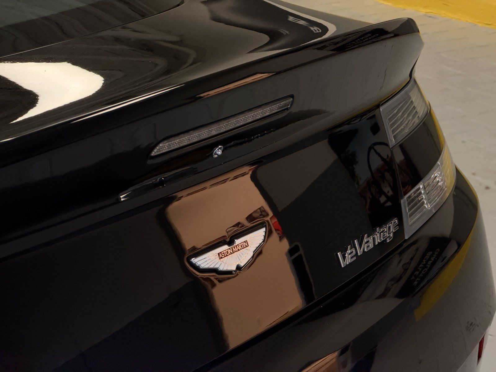 Used 2011 Aston Martin V12 Vantage Carbon Black RWD image 8