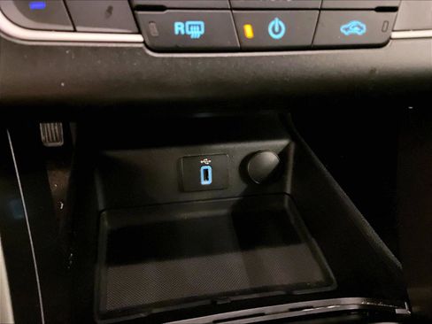 Used 2018 Ford Fusion SE w/ Fusion SE Technology Package FWD image 31