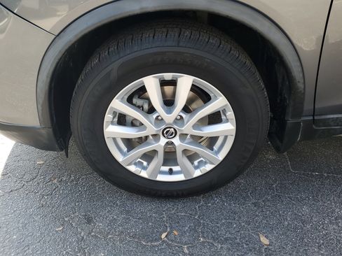 Used 2019 Nissan Rogue SV image 4