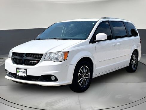 Used 2017 Dodge Grand Caravan SXT FWD image 3