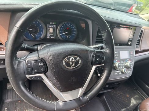 Used 2018 Toyota Sienna Limited image 9