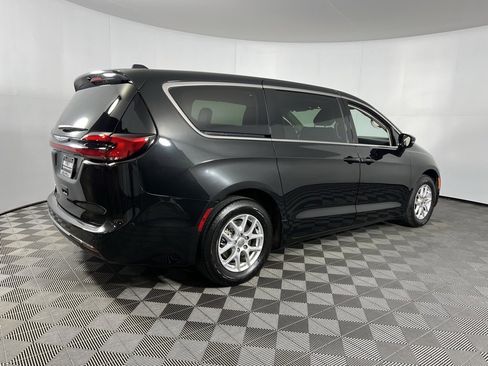 Certified 2024 Chrysler Pacifica Touring-L image 6