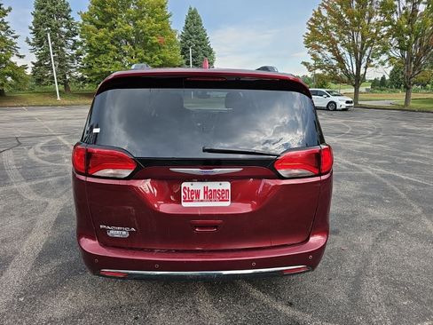 Used 2019 Chrysler Pacifica Touring-L w/ Premium Audio Group FWD image 5