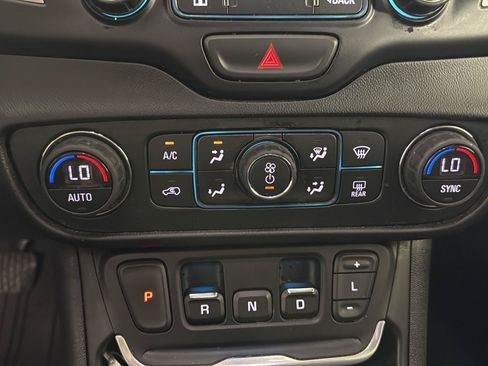 Used 2020 GMC Terrain SLE w/ Driver Convenience Package AWD/4WD image 26