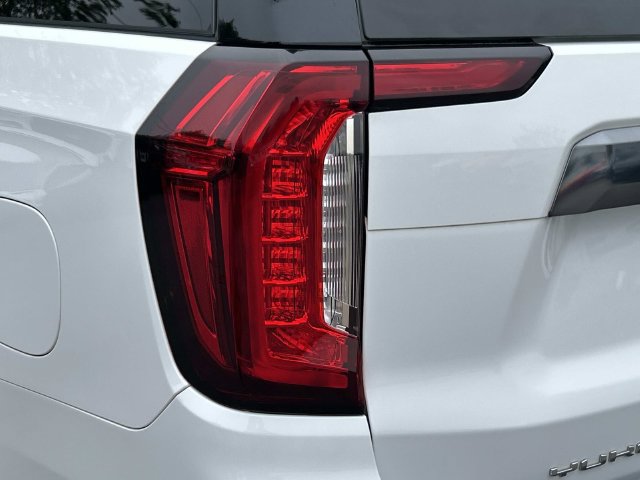 Used 2022 GMC Yukon XL AT4 w/ Technology Package AWD/4WD image 12