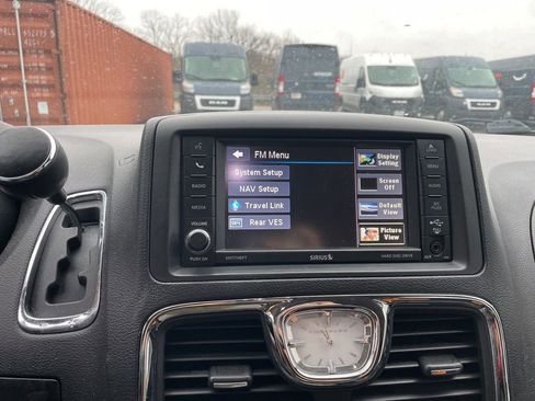 Used 2016 Chrysler Town & Country Touring w/ Driver Convenience Group image 25