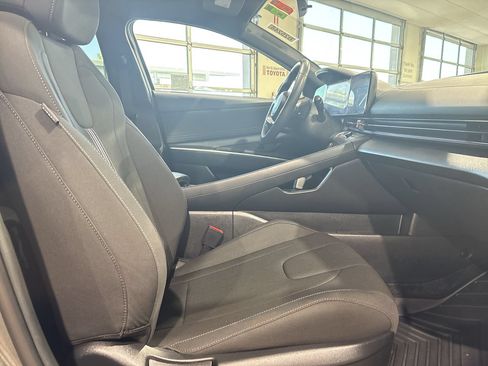 Used 2025 Hyundai Elantra SEL FWD image 25