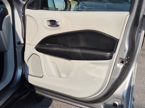 Used 2018 Jeep Compass Latitude FWD image 33