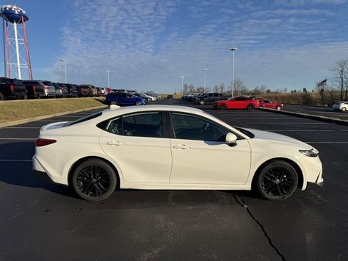 Used 2025 Toyota Camry SE image 2