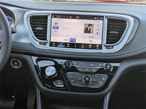 New 2026 Chrysler Pacifica Limited image 18