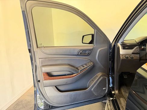 Used 2017 GMC Yukon SLT AWD/4WD image 8