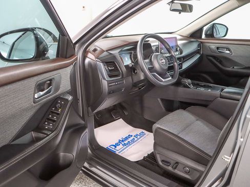 Used 2023 Nissan Rogue SV FWD image 3