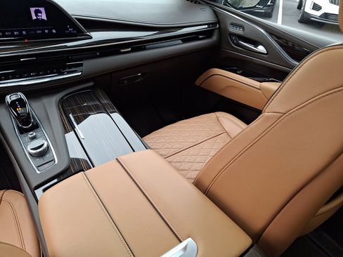 Used 2024 Cadillac Escalade Premium Luxury AWD/4WD image 20