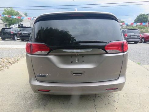 Used 2017 Chrysler Pacifica Touring FWD image 4