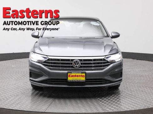 Used 2021 Volkswagen Jetta SE w/ SE Cold Weather Package image 2