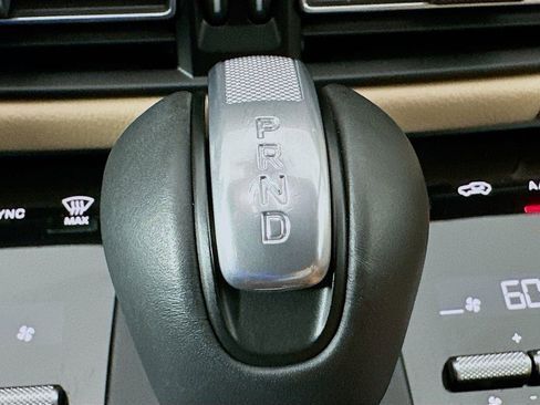 Used 2025 Porsche Macan image 19