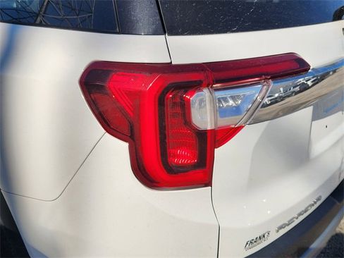 Used 2023 GMC Acadia SLE w/ Driver Convenience Package image 7