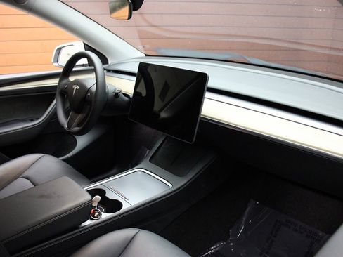 Used 2023 Tesla Model Y Long Range image 49