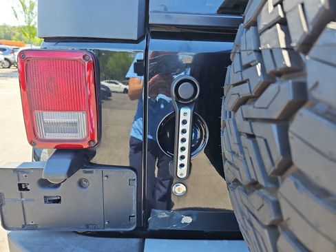 Used 2010 Jeep Wrangler Unlimited Sahara w/ Dual Top Group AWD/4WD image 16