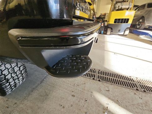 Used 2018 Chevrolet Silverado 1500 High Country image 39