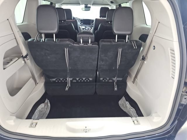 Used 2023 Chrysler Pacifica Touring-L FWD image 21