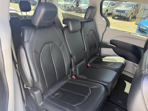 Used 2017 Chrysler Pacifica Touring-L FWD image 18