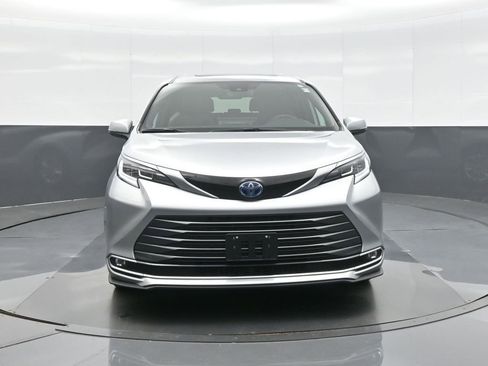 Certified 2025 Toyota Sienna Limited AWD/4WD image 3