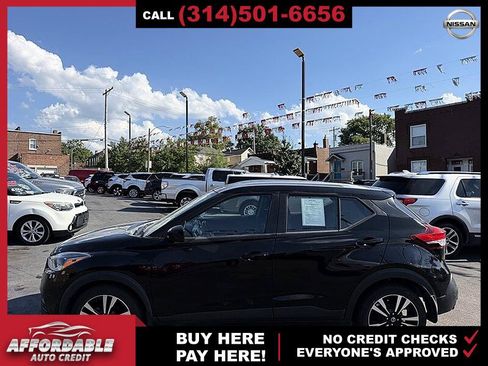 Used 2019 Nissan Kicks SV FWD image 2