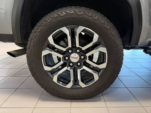 Used 2024 GMC Canyon AT4 w/ Technology Package AWD/4WD image 9