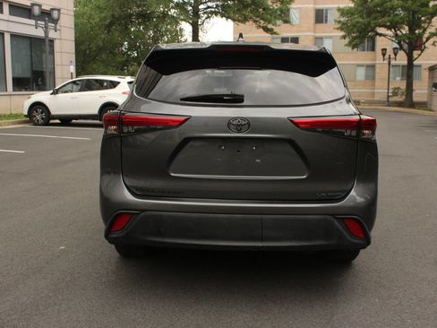 Used 2021 Toyota Highlander LE AWD/4WD image 8