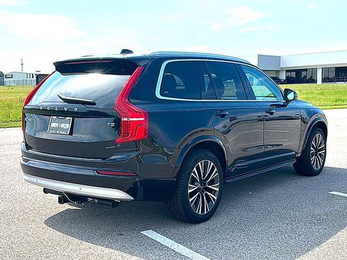 Used 2022 Volvo XC90 T5 Momentum w/ Protection Package Premier FWD image 8