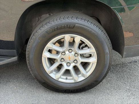 Used 2025 Chevrolet Suburban LT AWD/4WD image 10