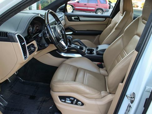 Used 2019 Porsche Cayenne Turbo AWD/4WD image 15