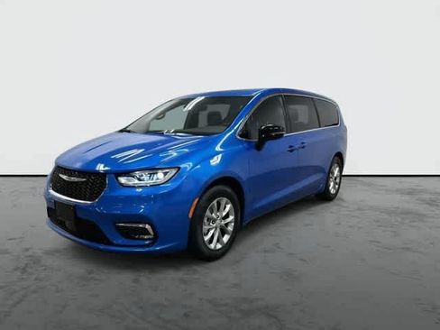Used 2026 Chrysler Pacifica Limited FWD image 8